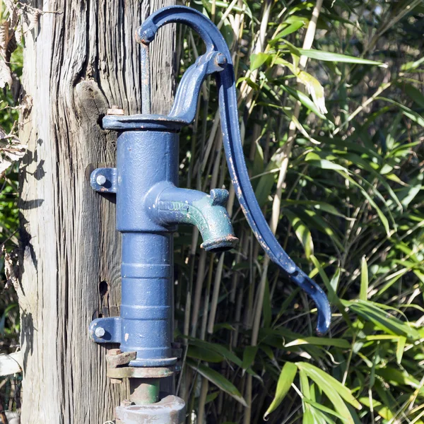 Pompa acqua in ghisa blu vecchio stile con maniglia per il pompaggio — Foto Stock