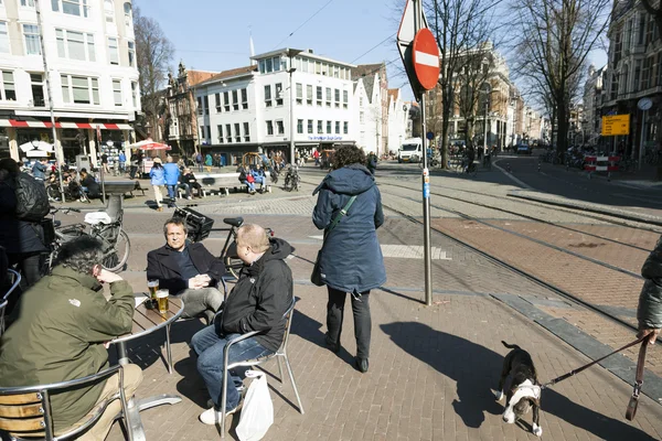 Ámsterdam, Países Bajos, 17 de marzo de 2016: los hombres disfrutan de la cerveza en la plaza Spui en un día soleado en el centro de la amsterda — Foto de Stock