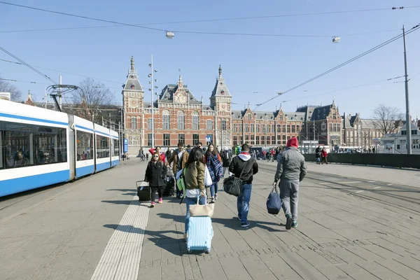 Amsterdams centralstation och resenärer med bagage ne — Stockfoto