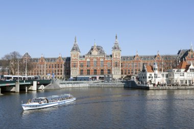 Kanal amsterdam merkez tren istasyonunun önünde tekne gezisi