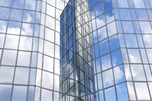 Facciata di vetro ufficio riflette nuvole e cielo blu — Foto Stock