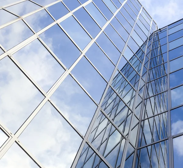 Fachada de oficina de cristal refleja nubes y cielo azul —  Fotos de Stock