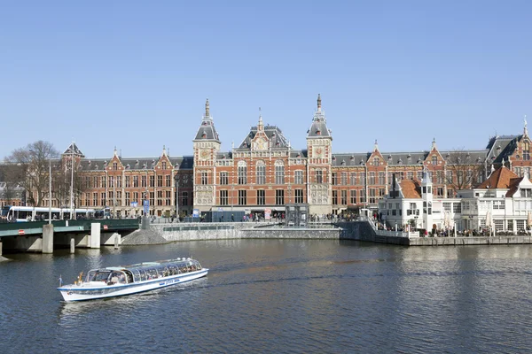 Canal cruise boat in front of amsterdam central railway station — Stock Photo, Image