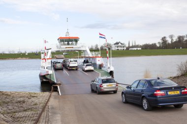 Araba girmek feribot Nehri üzerinde holland wijk bij duu yanında Ren