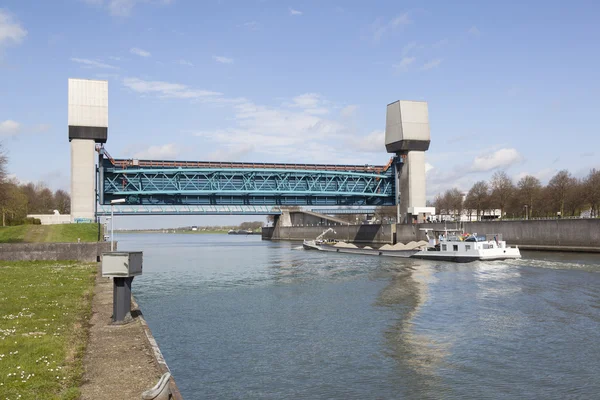 Schip, geladen met zand in prinses marijke sluis op amsterdam rijn — Stockfoto