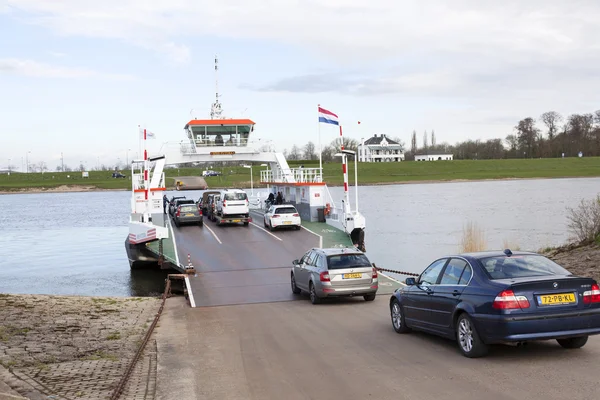 Turismos entran transbordador en el rin del río en Holanda cerca de wijk bij duu — Foto de Stock