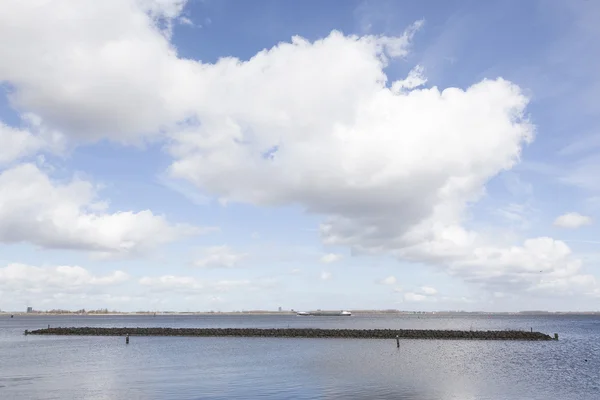 Cloudscape powyżej statku na jeziorem Gooimeer w Holandii — Zdjęcie stockowe