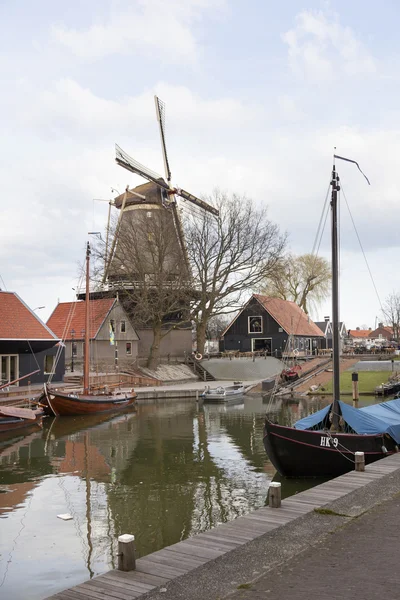 Gammel havn af harderwijk med vindmølle De Hoop i baggrunden - Stock-foto