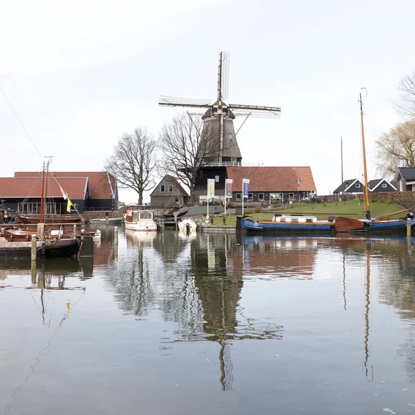 Viejo puerto de harderwijk con molino de viento De Hoop en el fondo — Foto de Stock