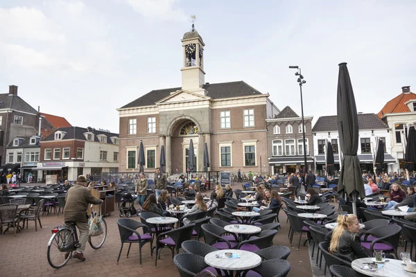 Mensen genieten van leuke lente op de markt van harderwijk — Stockfoto