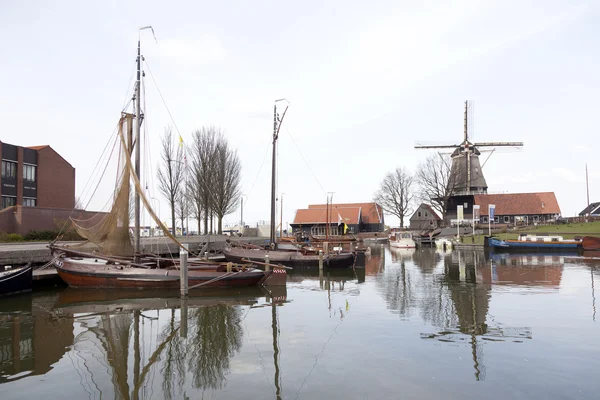 Viejo puerto de harderwijk con molino de viento De Hoop en el fondo — Foto de Stock