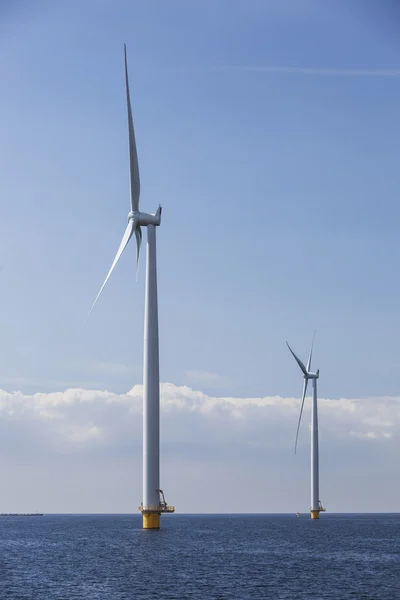 Turbine eoliche in acqua di ijsselmeer al largo della costa della pianura — Foto Stock