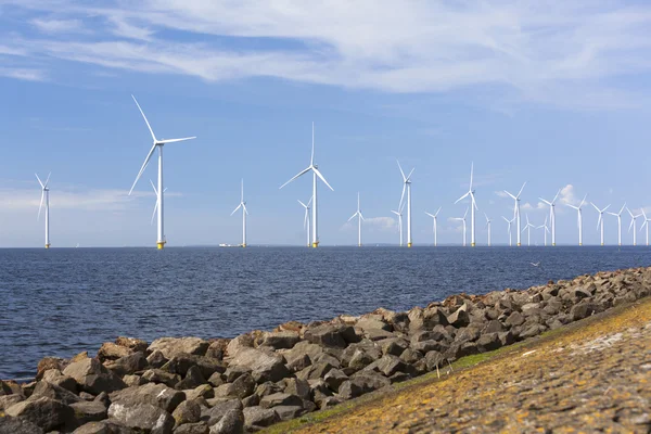 Turbinas eólicas em água de ijsselmeer ao largo da costa da flevolândia — Fotografia de Stock