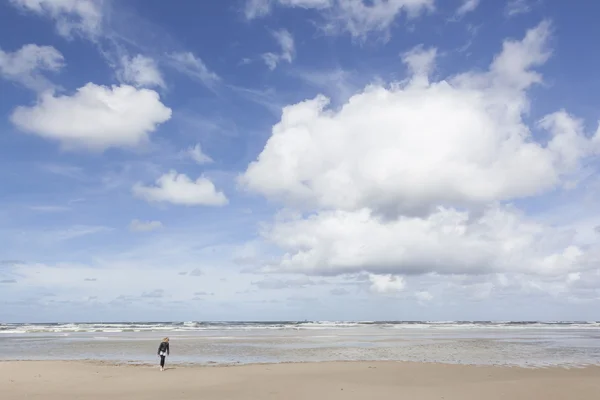 Young girl alone on deserted beach of vlieland in the netherland — Stock Photo, Image