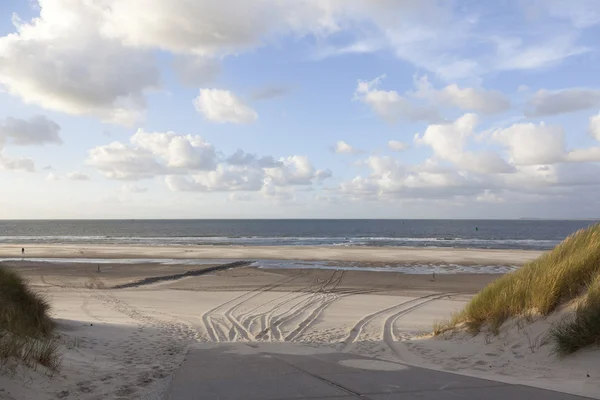 Bijna lege strand met blauwe lucht en de wolken op het Nederlandse eiland — Stockfoto