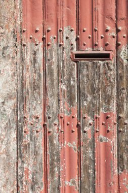 Dikey posta kutusunu ve bladdered r eski ahşap kapı parçası