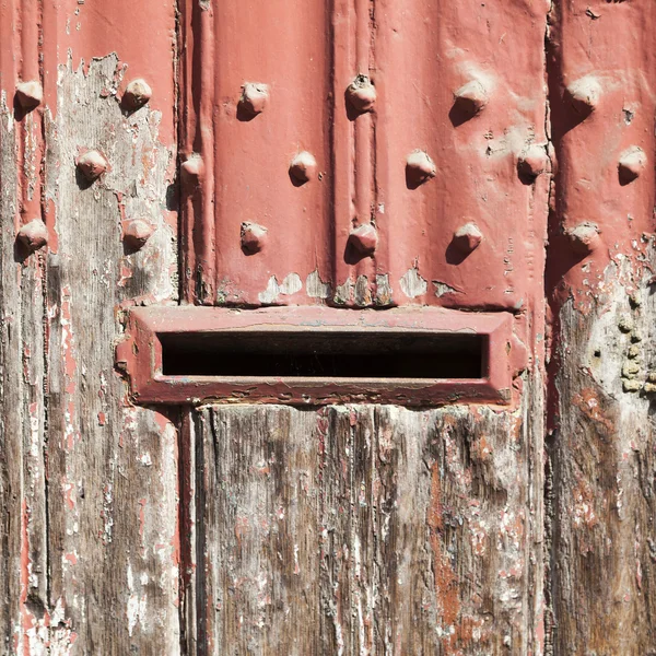 Square part of wooden door with old bladdered gray paint and met — Stock Photo, Image