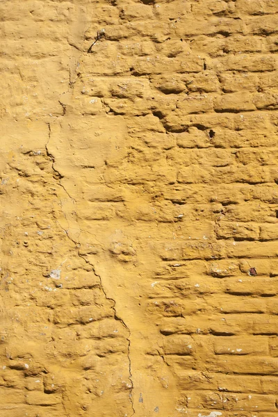 Parte verticale della parete lavata giallo ocra — Foto Stock