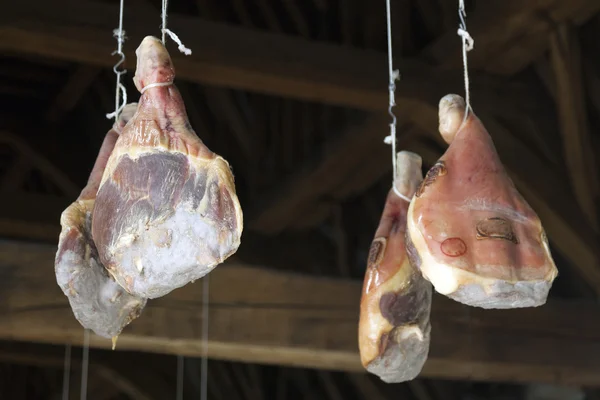 Presuntos pendurar de teto de madeira muito velho em Ghent Meat Hall — Fotografia de Stock