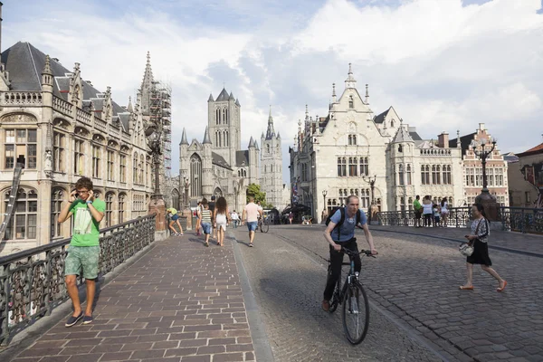 Människor på st michielsbrug i centrum av belgiska staden Ghent — Stockfoto