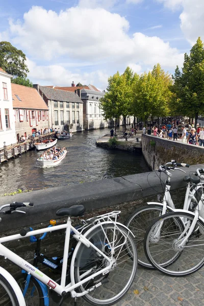 Vélos sur le pont et bateaux dans le canal de la ville belge bruges sur la journée ensoleillée d'été — Photo