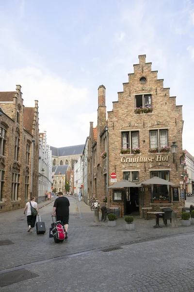 Turismo no centro da antiga cidade belga de bruges em flanders — Fotografia de Stock