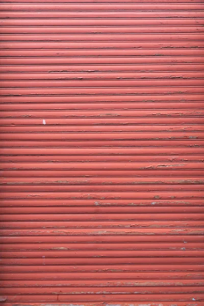 Geschlossene alte und abgewetzte rote Fensterläden — Stockfoto
