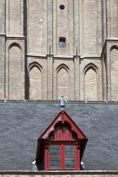 브뤼헤에서 성당에 빨간 나무 지붕 창 — 스톡 사진