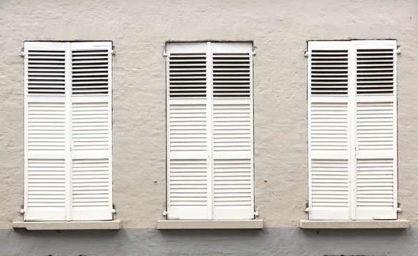 Colsed white blinds in windows of old medieval bruges in belgium — Stock Photo, Image