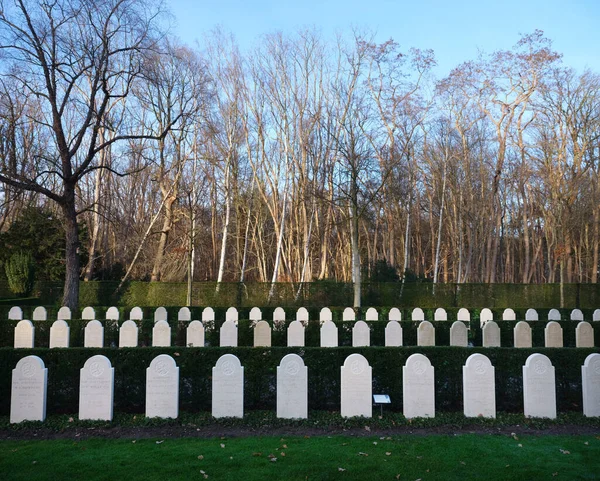 Cementerio para soldados caídos en la segunda guerra mundial cerca de Rhenen y Wageningen en los Países Bajos — Foto de Stock