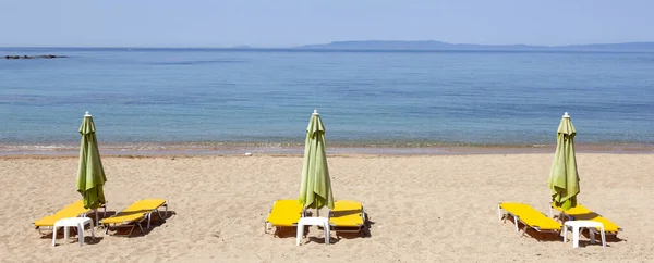 Güverte başkanları Yunan anakarasındaki peloponezde boş kumlu plajda insanları bekliyor — Stok fotoğraf