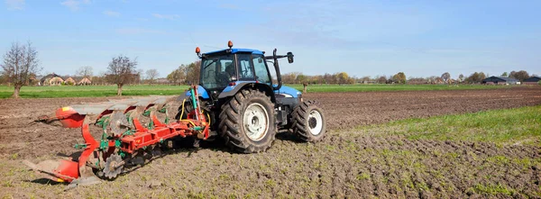 Charrues paysannes déposées avec charrue derrière tracteur près renswoude dans les Pays-Bas — Photo