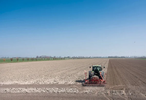 Wissenkerke Países Baixos Março 2021 Agricultor Trabalha Sua Terra Campo — Fotografia de Stock