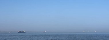 Westschelde 'deki birçok gemi güneşli bir günde Hollanda' da Vlissingen yakınlarında.