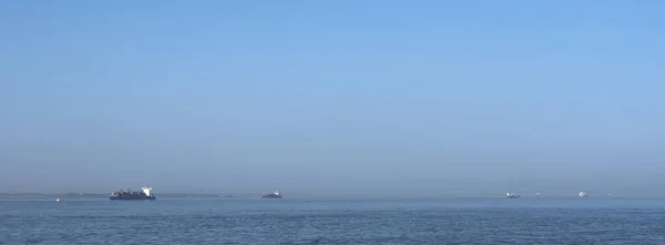 Veel schepen op westerschelde op zonnige dag nabij vlissingen in holland — Stockfoto