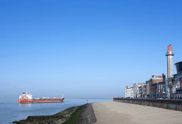 Statek na Westerschelde w pobliżu bulwaru Vlissingen w słoneczny wiosenny dzień w holenderskiej prowincji Zeeland — Zdjęcie stockowe