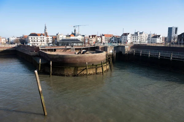 Vlissingen havenfront op zonnige dag in het voorjaar — Stockfoto