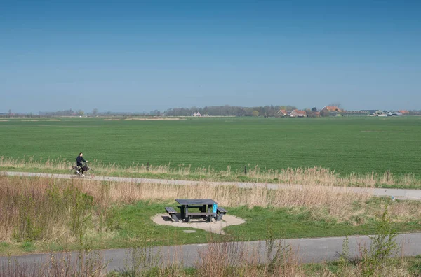 Chłopiec na drodze rowerowej i wiejskiej oraz gospodarstwa rolne na wsi Walcheren koło Middelburga w holenderskiej prowincji Zeeland — Zdjęcie stockowe
