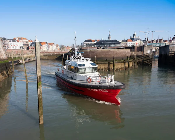 Bateau pilote quitte le port de Vlissingen par une journée ensoleillée au printemps — Photo