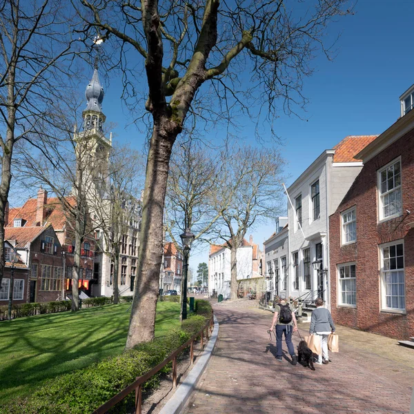 Mensen genieten van de zonnige lentedag in het oude nederlandse Veere in Zeeland — Stockfoto