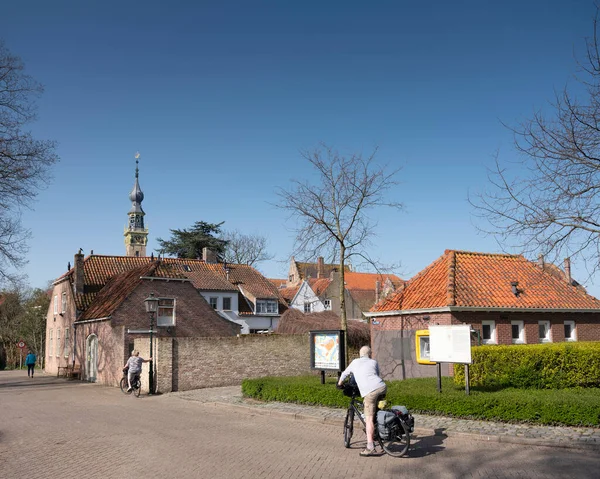 Besökare med cykel i gamla holländska staden Veere i zeeland — Stockfoto