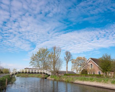 Hollanda 'da Lange Linschoten nehri kıyısındaki eski bir köprü ve eski bir çiftlik.