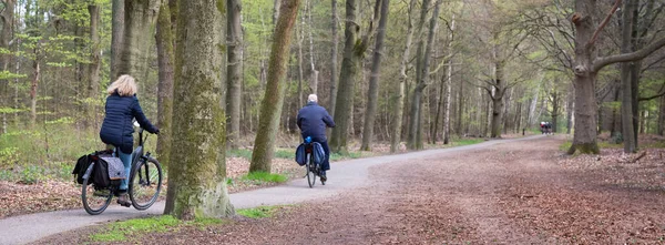 Vrouw Man Fietsen Fietspad Nederlanden Bij Utrecht Vroege Voorjaarsdag — Stockfoto