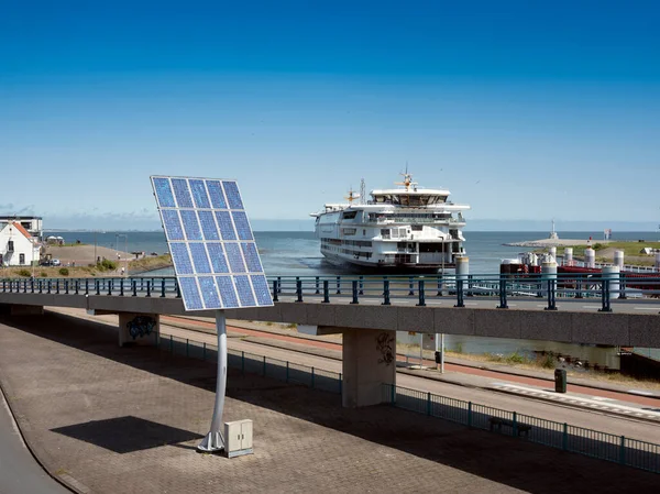 Ferry de texel arrive au port de den helder dans les Pays-Bas sous le ciel bleu le jour ensoleillé d'été — Photo