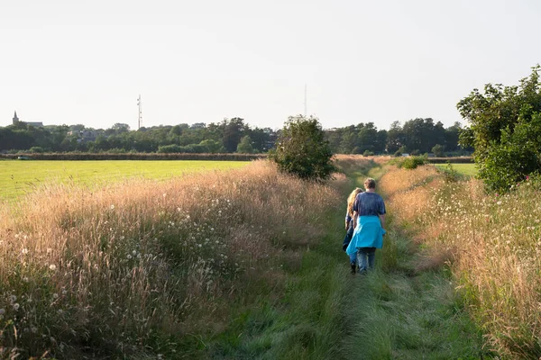 Mulheres caminhadas no caminho na grama de verão na ilha holandesa de texel na Holanda — Fotografia de Stock