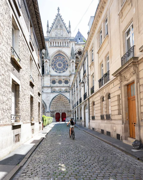 Menina de bicicleta perto da catedral de chalés no norte da frança — Fotografia de Stock