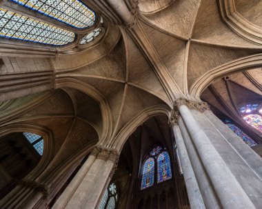 Fransa 'nın kuzeyindeki Reims katedralindeki kasalar ve vitray pencereler