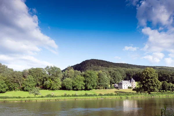 Gran mansión cerca del río maas en el campo de ardenas francesas en tyhe norte de francia — Foto de Stock