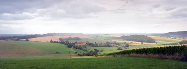 Letní krajina krajina se zelenými loukami a vesnicí ve francouzských ardennes u Charleville — Stock fotografie
