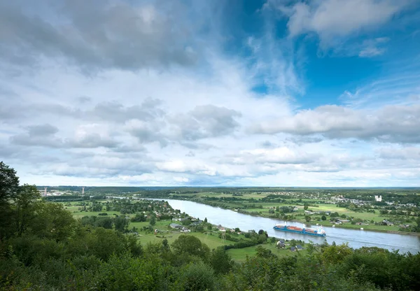 Rouen ve le havre arasındaki nehir seine batıya giden konteynır mavnası ile — Stok fotoğraf